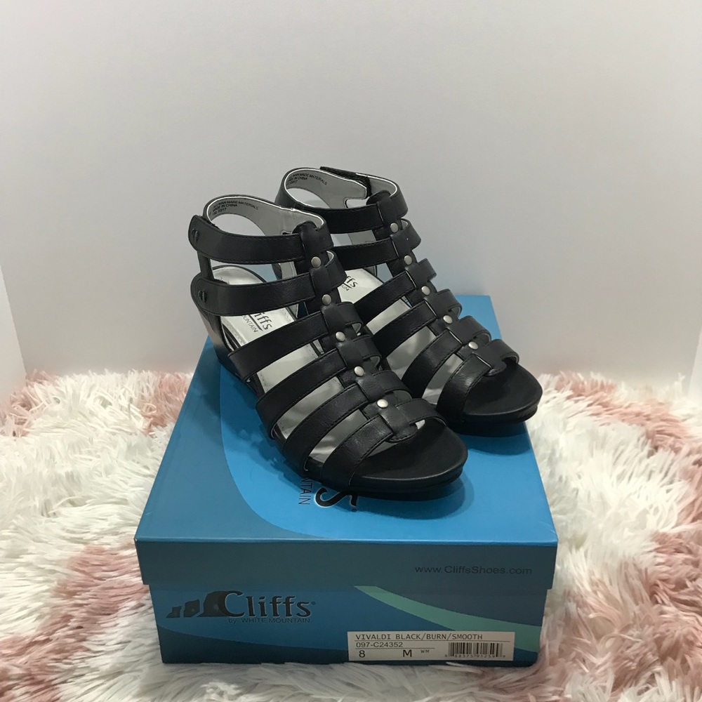 💙 Cute White Mountain Sandals 💙